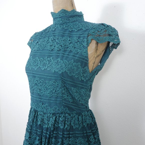 Alice + Olivia Jade Green Lace Short Sleeve Open Back Mock Neck Size 6 Dress - Picture 5 of 11
